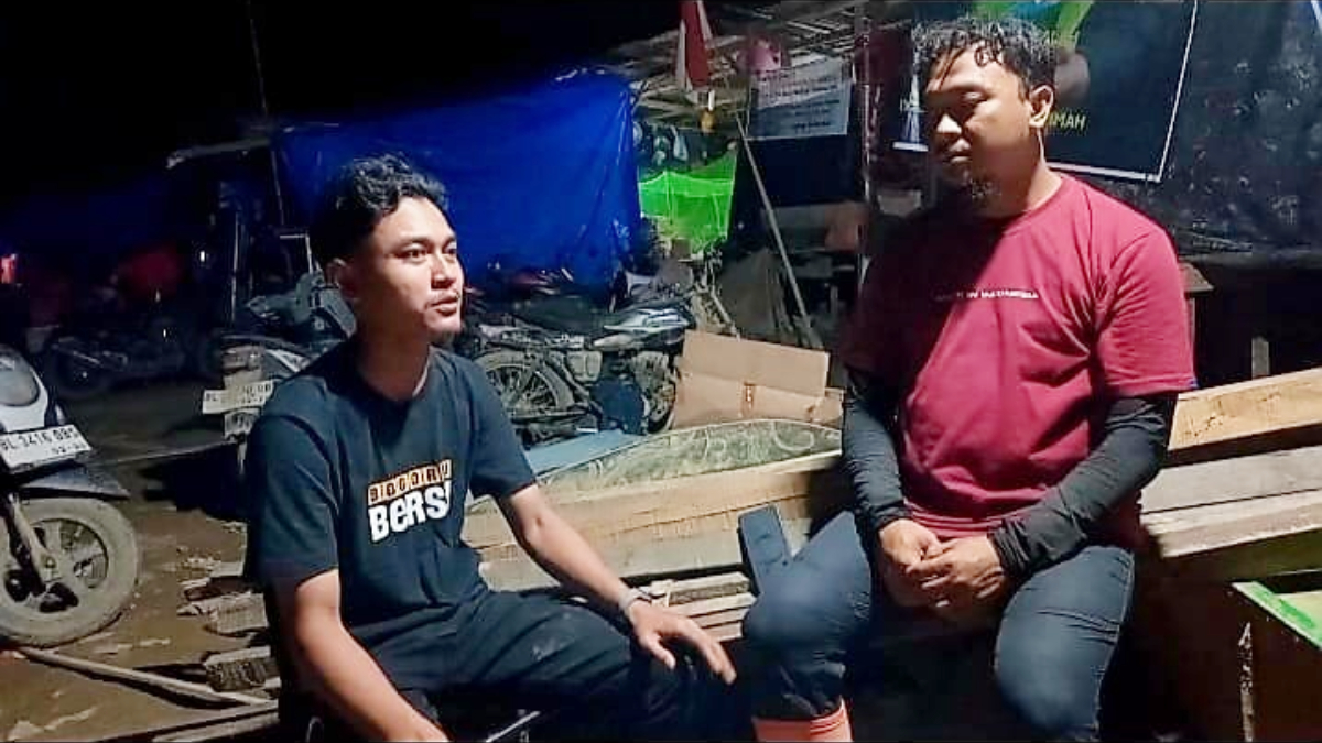 Muhammad Musa (baju merah) saat berbincang dengan wartawan Radar Bogor Muhammad Ali (baju hitam) di Dusun Al Ikhsan, Desa Kota Lintang Bawah, Kecamatan Kota Kualasimpang, Kabupaten Aceh Tamiang.