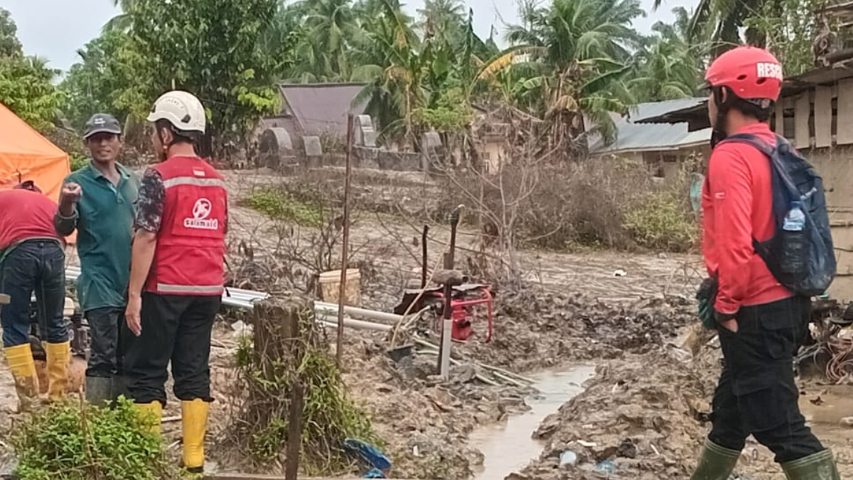 Relawan SalamAid saat berada di lokasi terdampak bencana di Kabupaten Aceh Tamiang.
