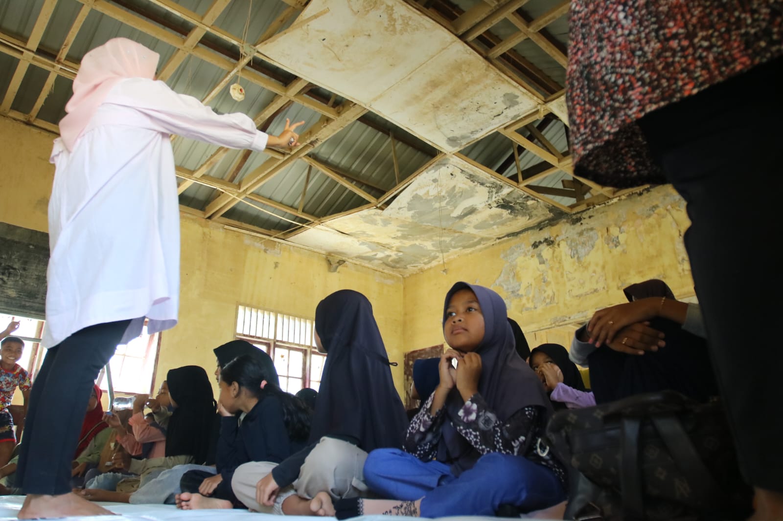 Anak-anak Sekolah Dasar Negeri Kampung Durian, Kabupaten Aceh Tamiang.