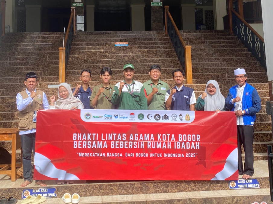 Kegiatan bersih-bersih rumah ibadah Vihara Dhanagun, Jalan Suryakencana, Kota Bogor, yang diselenggarakan Panitia Bhakti Lintas Agama.