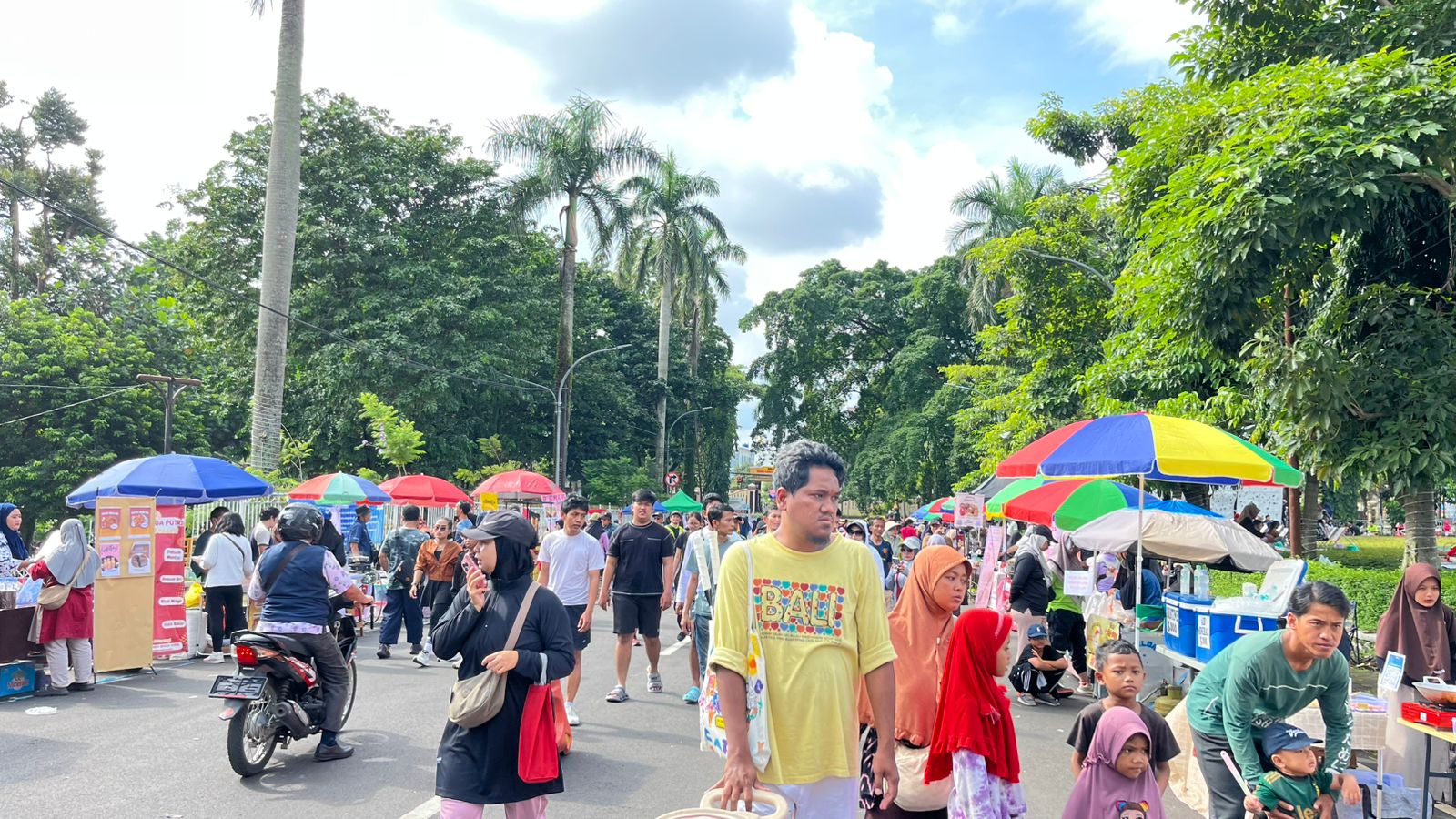 Sejumlah masyarakat saat menikmati CFD sambil kulineran di lapak UMKM Tegar Beriman, Kecamatan Cibinong, Kabupaten Bogor.