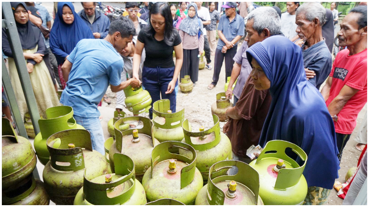 Puluhan warga mengantri di depan sebuah warung pengecer Gas Elpiji 3 kg yang berada di Jalan Cifor Bubulak Kota Bogor, 4 Februari 2025 lalu.