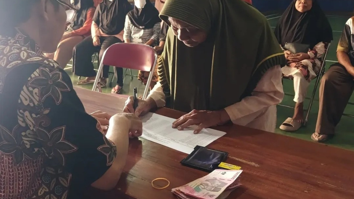 Ilustrasi penyaluran bantuan sosial atau bansos kepada KPM