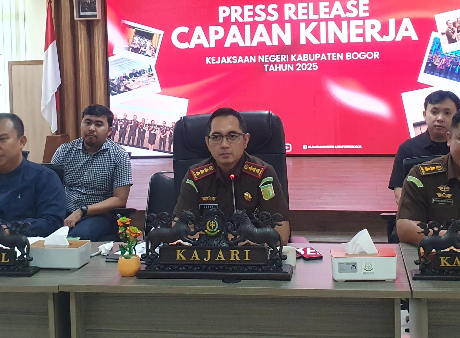 Kepala Kejari Kabupaten Bogor, Denny Achmad saat menyampaikan keterangan.
