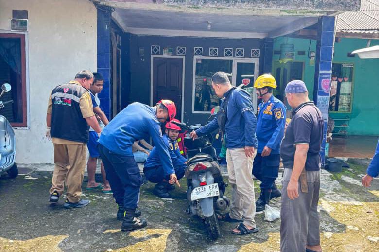 Petugas Damkar Kabupaten Bogor saat membantu evakuasi motor jatuh ke jurang di Bojonggede.