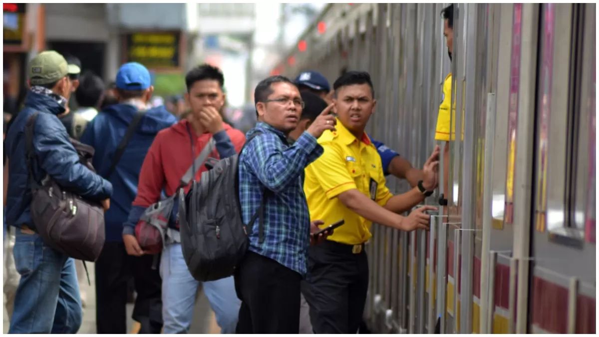 Sejumlah penumpang kereta api di Stasiun Bogor.