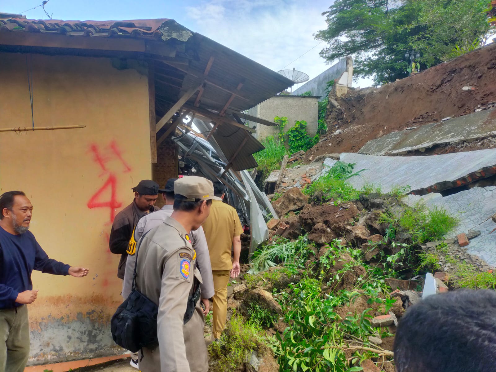 TPT vila ambruk hingga menimpa rumah warga di Jalan Veteran III, Desa Cibedug, Kecamatan Ciawi, Senin, 5 Januari 2026.