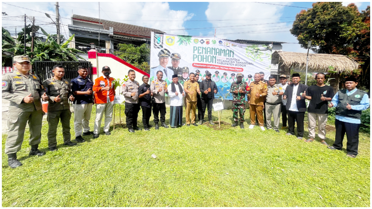 Tanam pohon bersama Forkopimcam Tamansari dan Forum J One di Halaman Mapolsek Tamansari.
