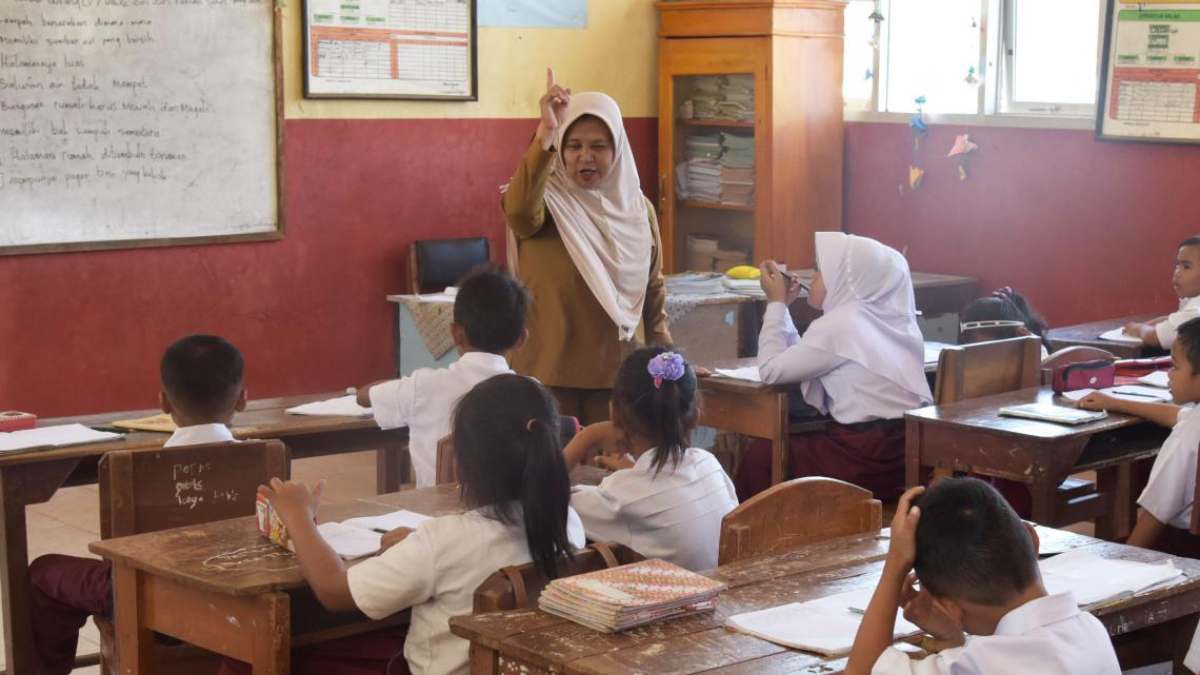 Ilustrasi pendidikan. Guru tengah mengajar.