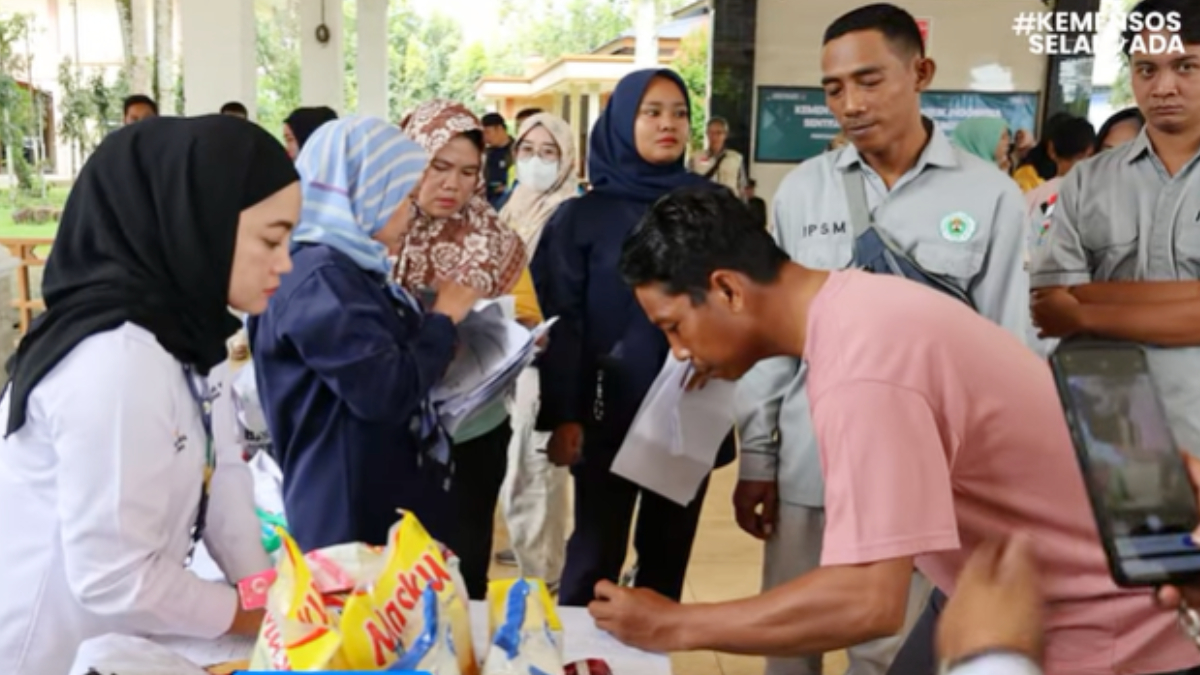 Ilustrasi: Penyaluran bantuan sosial (bansos) kepada para penerima manfaat atau KPM.