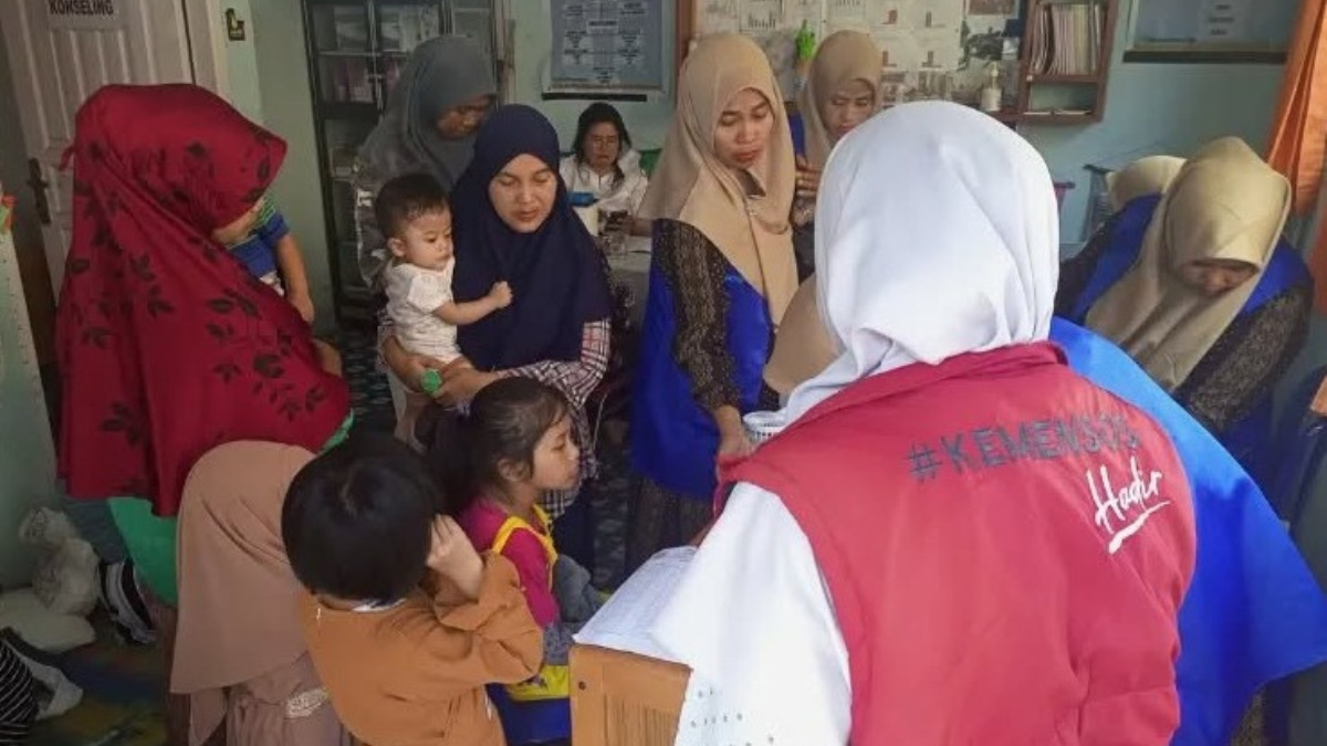 Ilustrasi: Penyaluran bantuan sosial (bansos) kepada para penerima manfaat atau KPM.