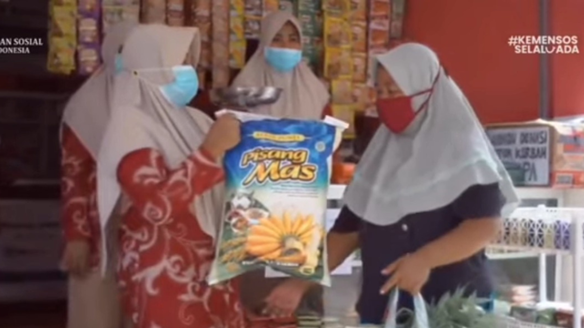Ilustrasi: Penyaluran bantuan sosial (bansos) kepada para penerima manfaat atau KPM.