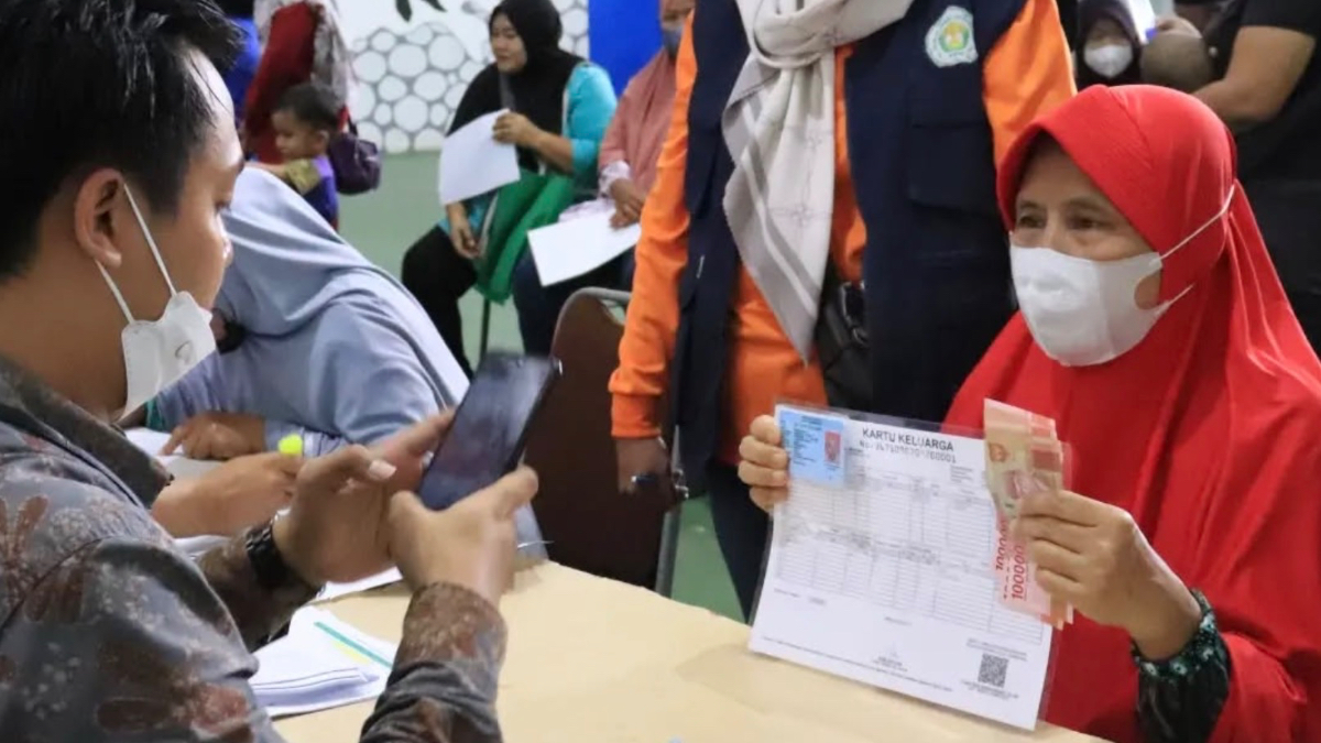 Ilustrasi: Penyaluran bantuan sosial (bansos) kepada para penerima manfaat atau KPM.