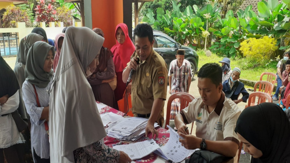 Ilustrasi: Penyaluran bantuan sosial (bansos) kepada para penerima manfaat atau KPM.