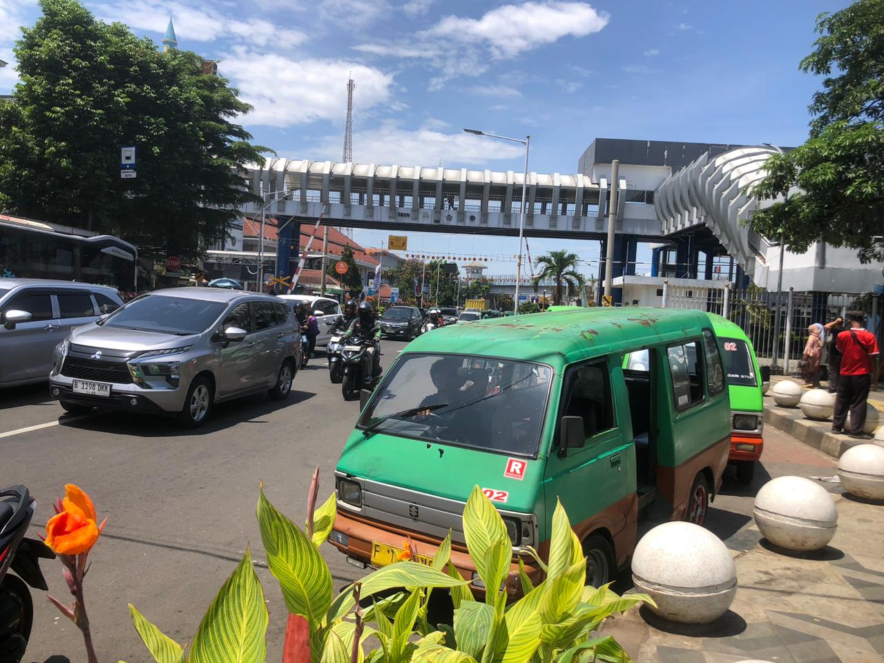 Angkot 02 yang sudah lebih dari 20 tahun tersebut masih nekat beroprasi di Kota Bogor.