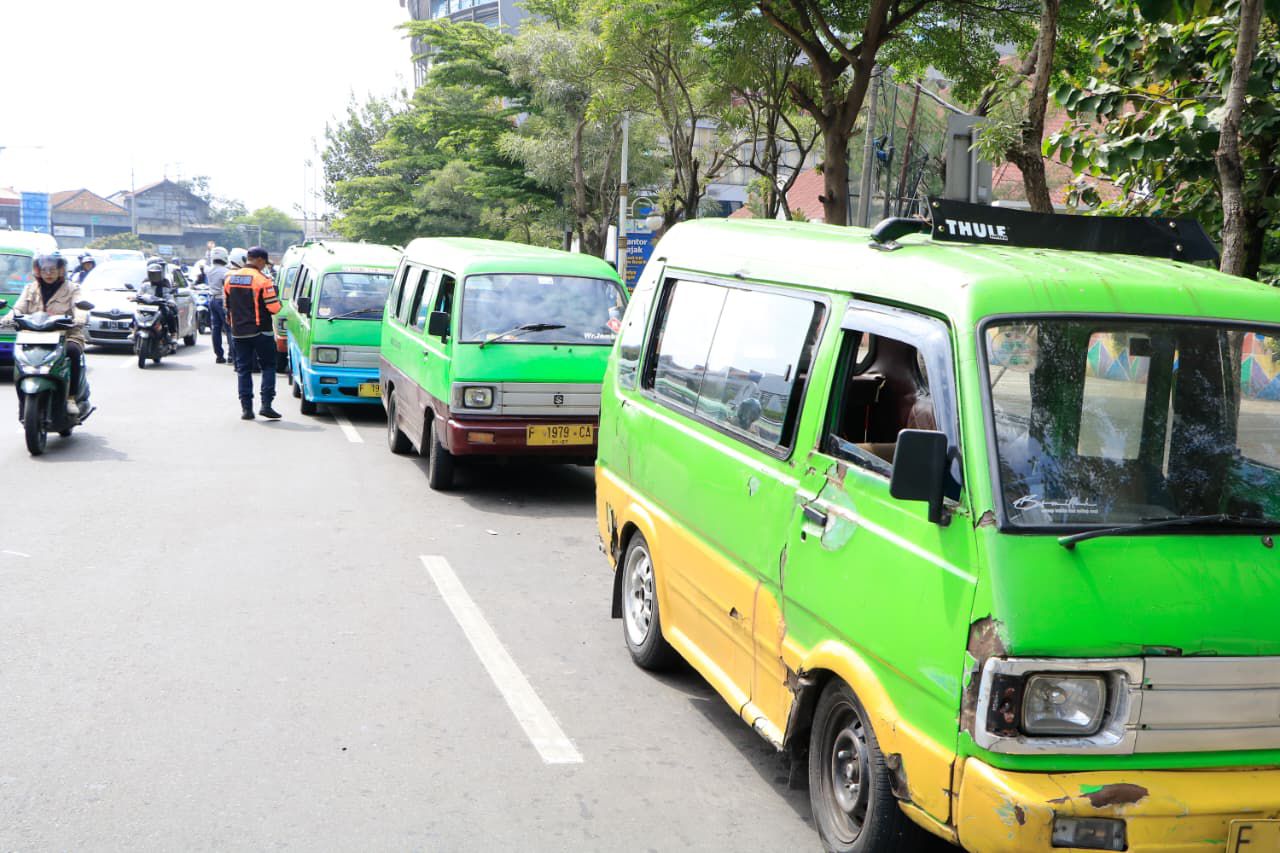 Petugas Dishub Kota Bogor, saat melakukan penertiban angkot tua di Jalan Djuanda.