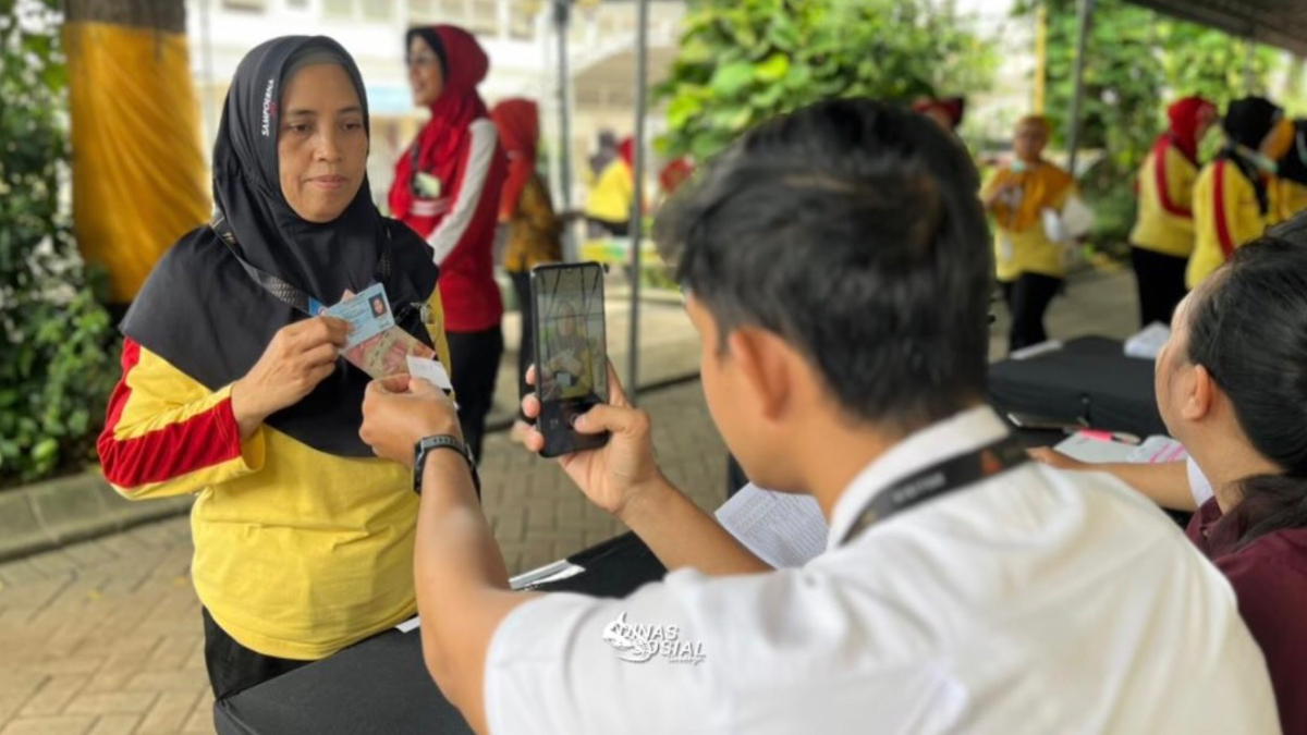 Ilustrasi. KPM yang menyalurkan bansos PKH BPNT.