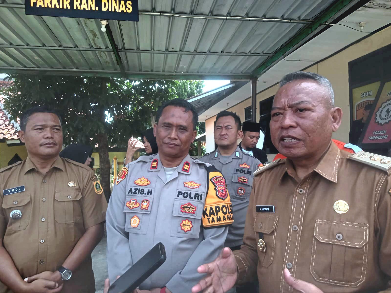 Kepala Desa Sirnagalih, Amat Suparta berharap, kehadiran Iptu Aziz Hidayat (tengah) dapat memperkuat komunikasi di antara para kepala desa di Kecamatan Tamansari, Kabupaten Bogor.