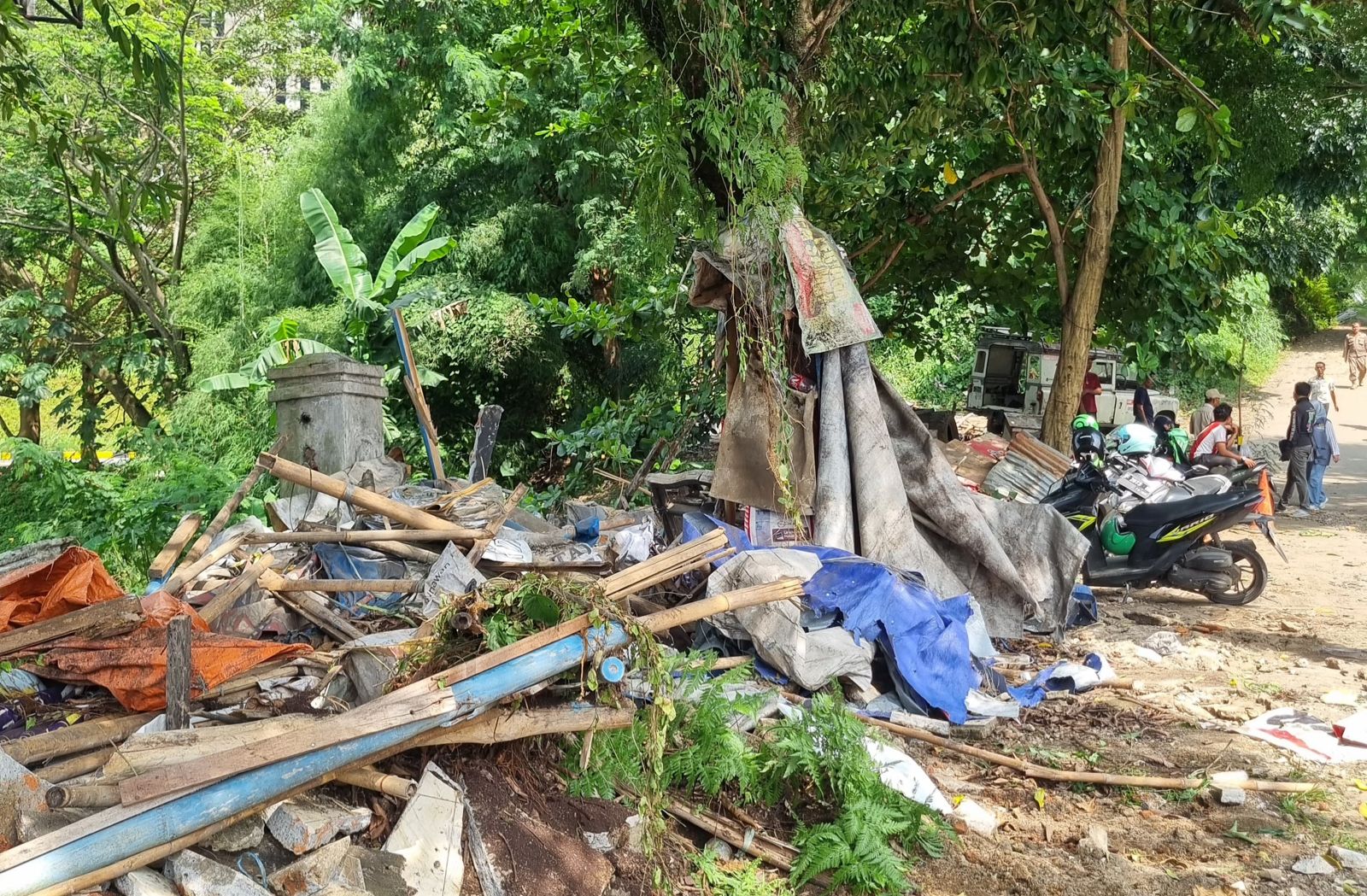 Pembongkaran bangunan liar di Jalan KS Tubun, Kota Bogor, yang dilakukan petugas gabungan, Selasa 6 Januari 2026.