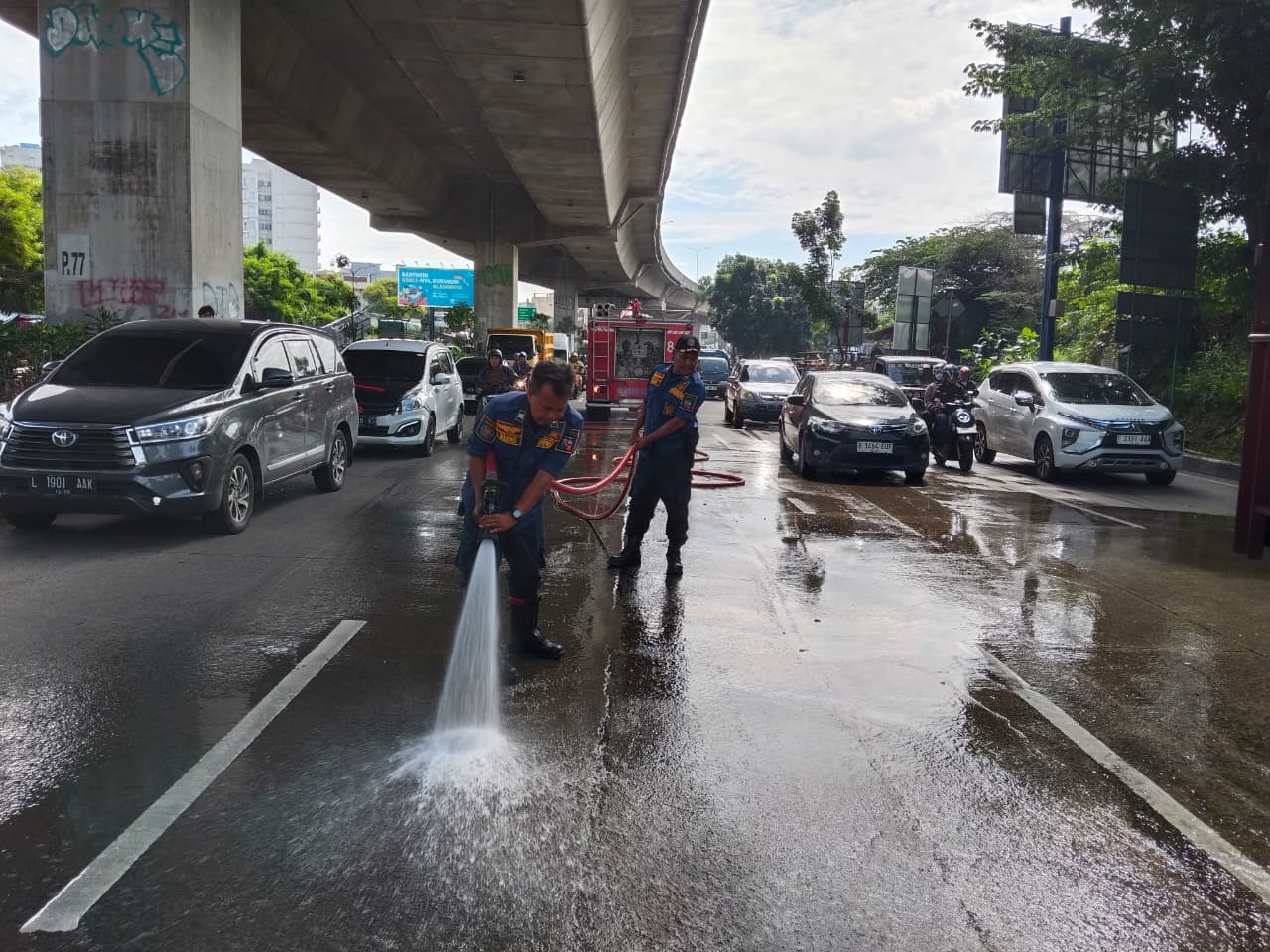 Jalan Sholeh Iskandar, Kota Bogor, tepatnya tak jauh dari perempatan Yasmin, menjadi licin akibat tumpahan oli, Selasa 6 Januari 2026.