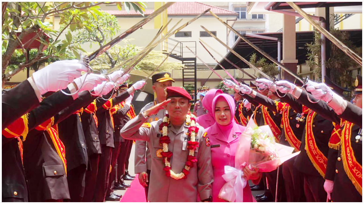 Prosesi pedang pora di pelepasan Kombes Pol Eko Presetyo sebagai Kapolresta Bofor Kota.