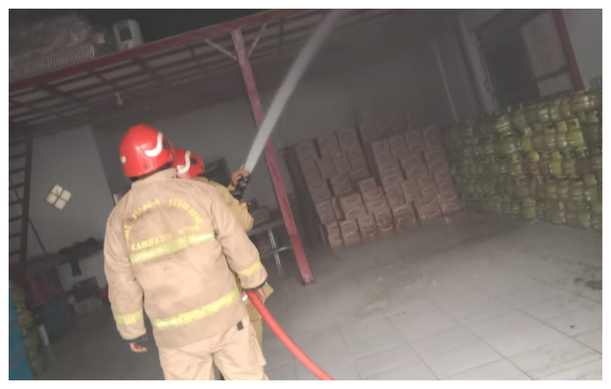 Petugas damkar sektor Cileungsi saat melakukan pemadaman api salah satu gudang barang di Metland, Cileungsi, Selasa 6 Januari 2026.