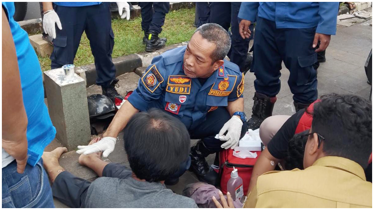 Petugas Damkar saat membantu evakuasi korban kecelakaan lalu lintas di Simpang Bappenda, Cibinong.