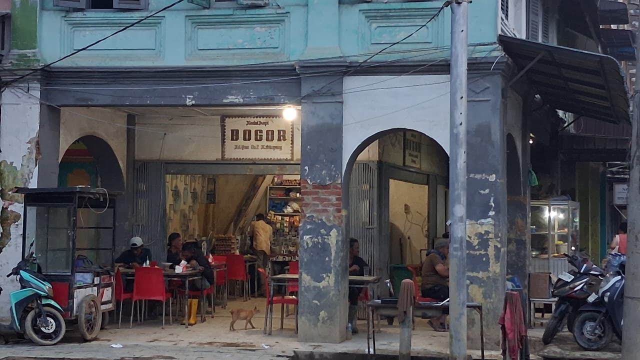 Kedai Kopi Bogor di Kecamatan Kota Kualasimpang, Kabupaten Aceh Tamiang, Selasa 6 Januari 2026.