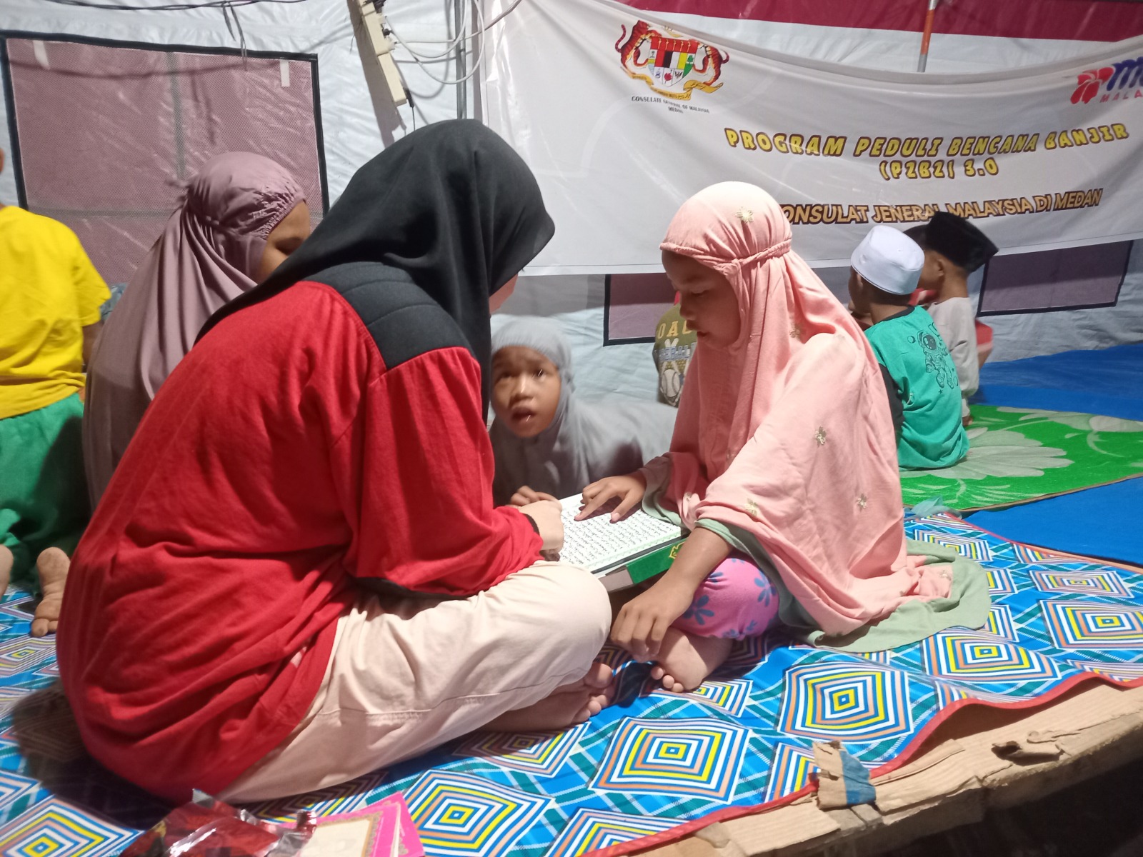 Kegiatan Relawan SalamAid, saat membantu memulihkan trauma korban bencana banjir dan longsor di Sumatera.