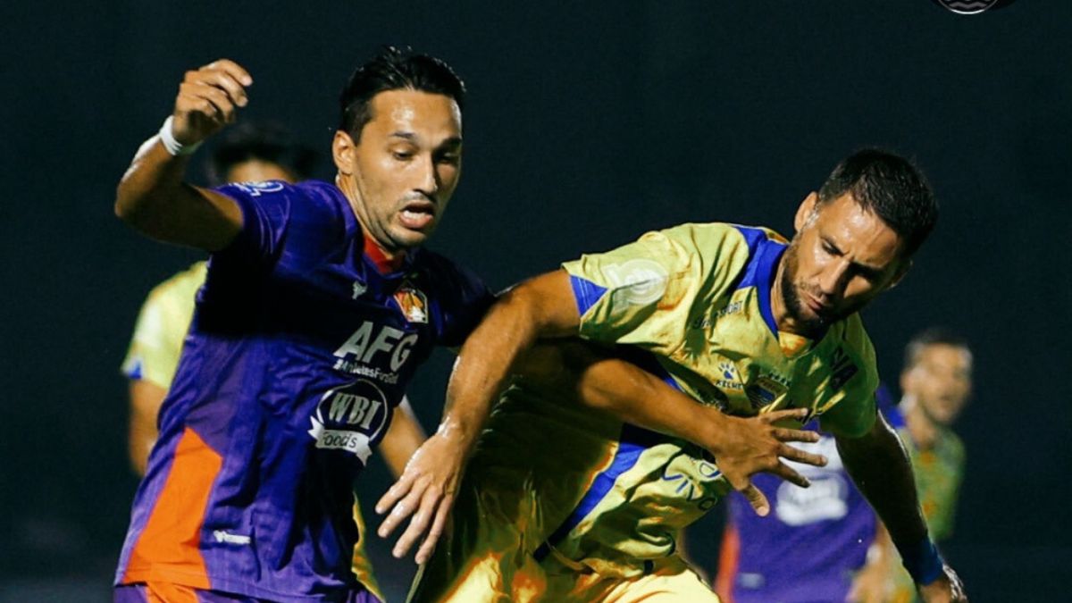 Laga antara Persib Bandung melawan Persik Kediri di Stadion Brawijaya