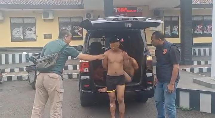 Tangkapan layar video saat pelaku begal ditangkap anggota Polsek Cileungsi, Polres Bogor.