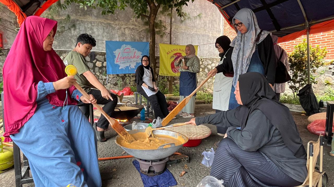 Relawan SalamAid yang tengah memasak rendang untuk membantu korban bencana banjir di Sumatera.