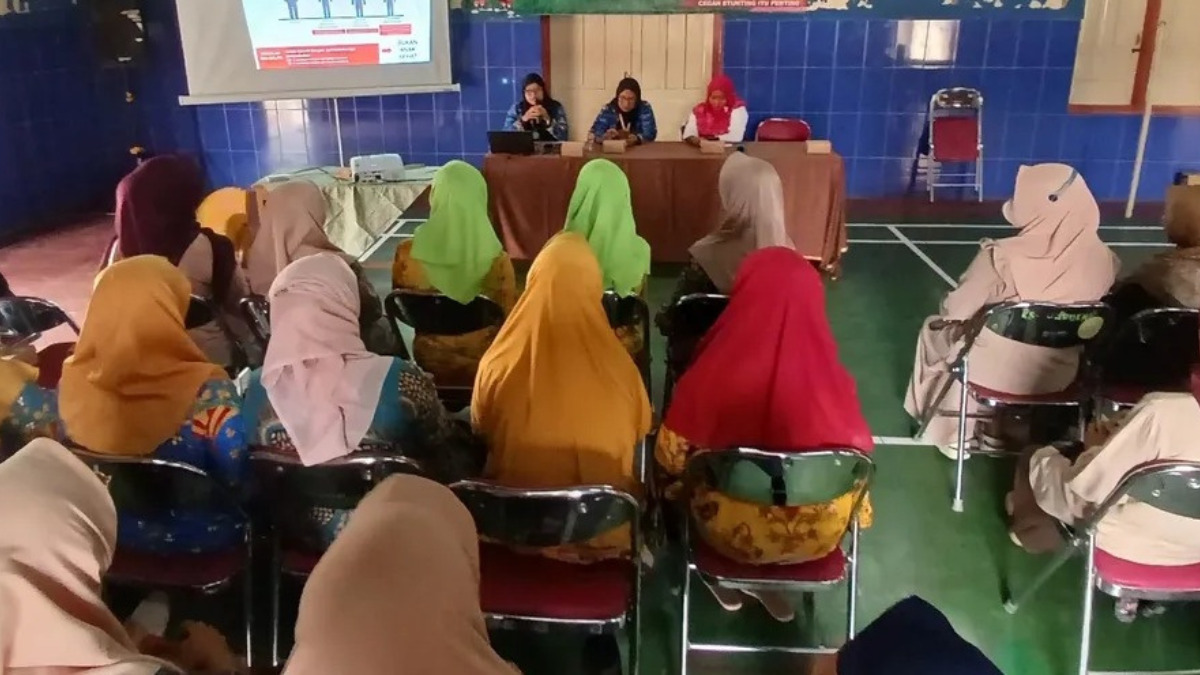 Ilustrasi: Penyaluran bantuan sosial (bansos) kepada para penerima manfaat atau KPM.
