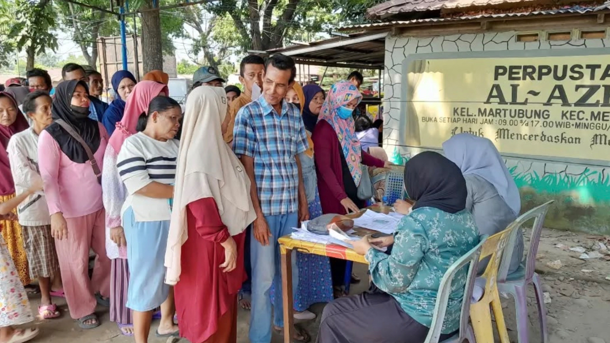 Ilustrasi: Penyaluran bantuan sosial (bansos) kepada para penerima manfaat atau KPM.