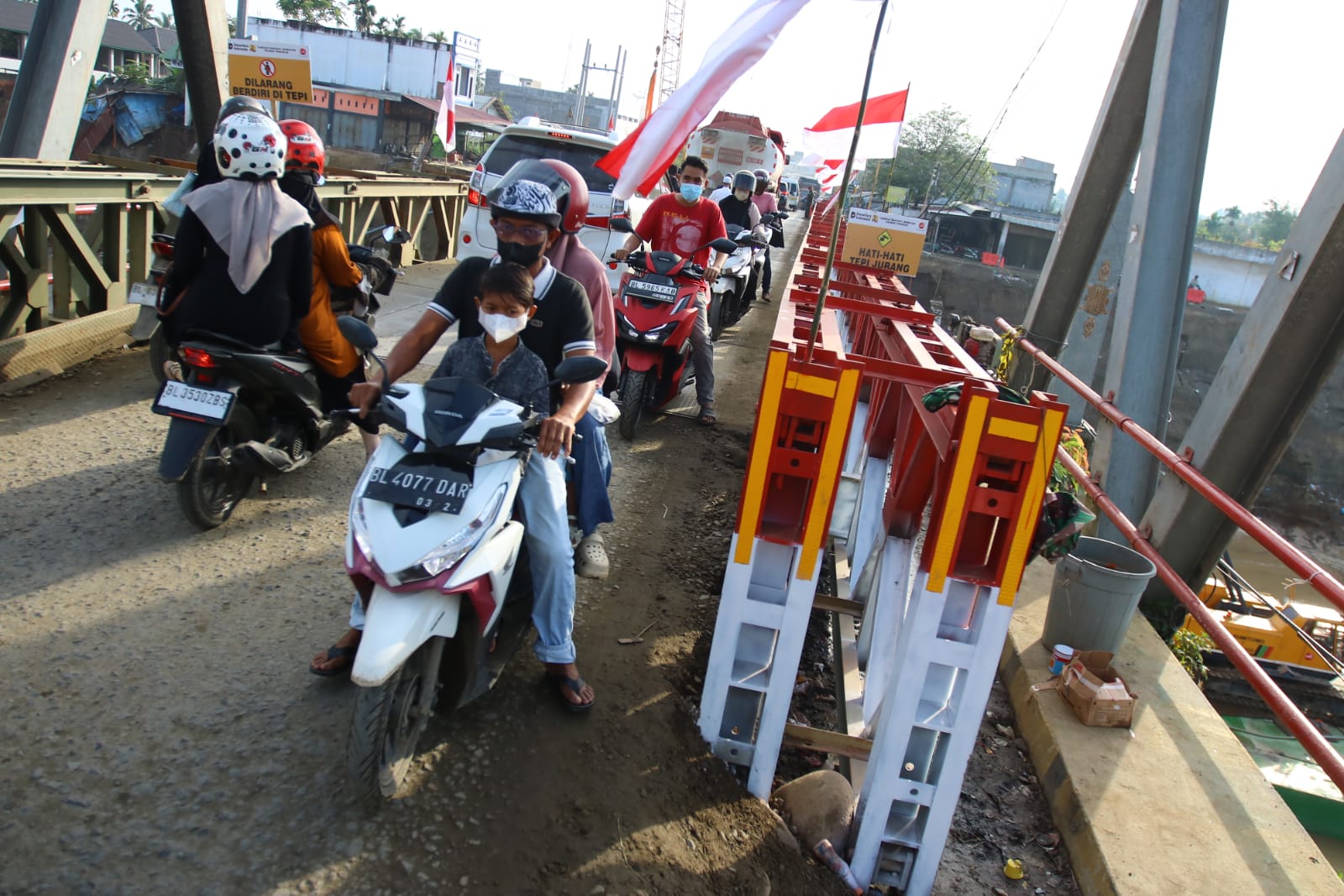 Pengendara melintas di jembatan Krueng Tingkeum, Kecamatan Kuta Blang, Kabupaten Bireuen, Aceh, yang menjadi penghubung utama Jalan Nasional Banda Aceh&ndash;Medan, Rabu 7 Januari 2026.