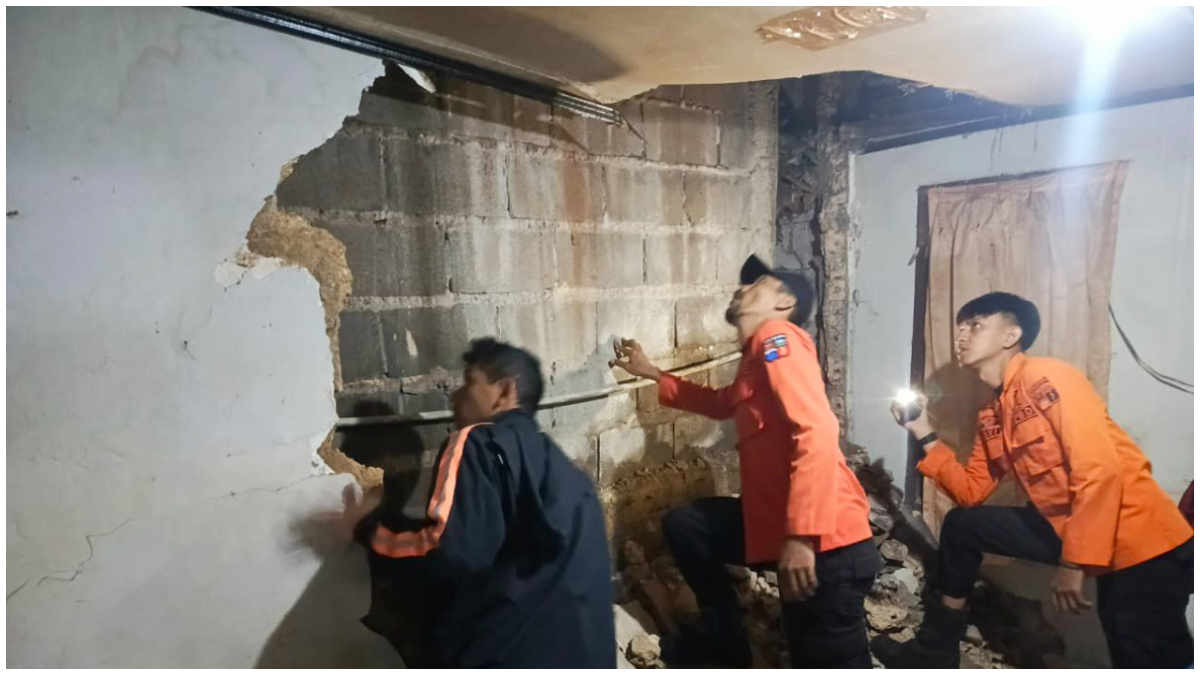 Penangan rumah warga yang ambruk di Bantarjati Kota Bogor