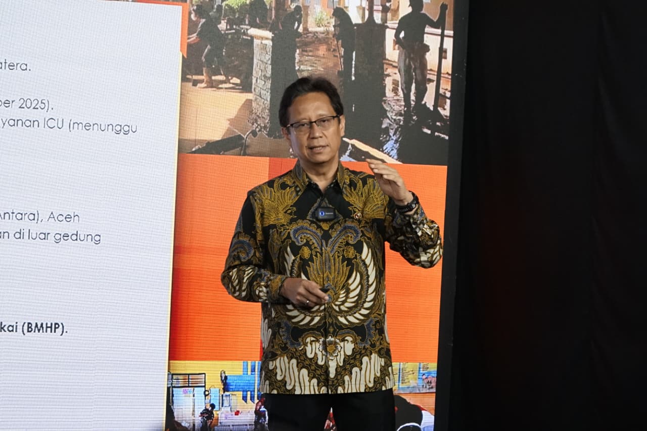 Menkes Budi Gunadi saat konferensi pers, progres pemulihan layanan kesehatan pascabencana bersama BNPB.