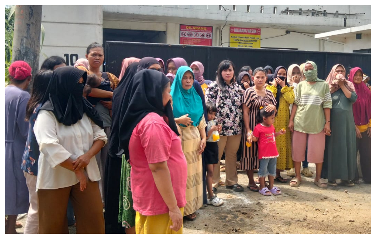 Warga Desa Lumpang, Kecamatan Parung Panjang, Kabupaten Bogor, menggeruduk pabrik pengolahan limbah B3 yang diduga telah mencemari lingkungan mereka.