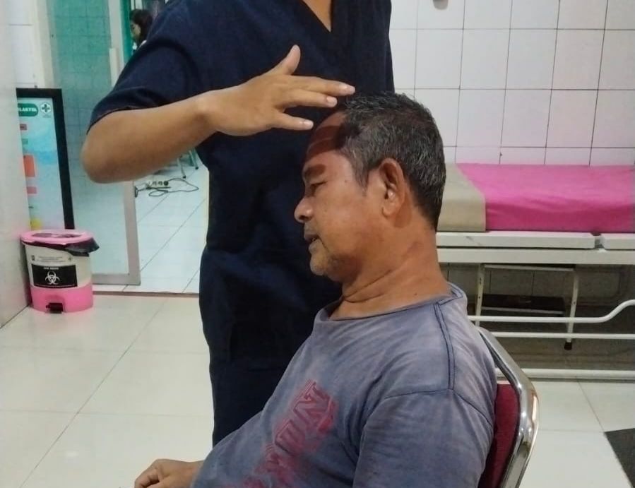 Warga Tanah Sareal, Kota Bogor, yang menjadi korban sengatan tawon saan mendapatkan perawatan medis.