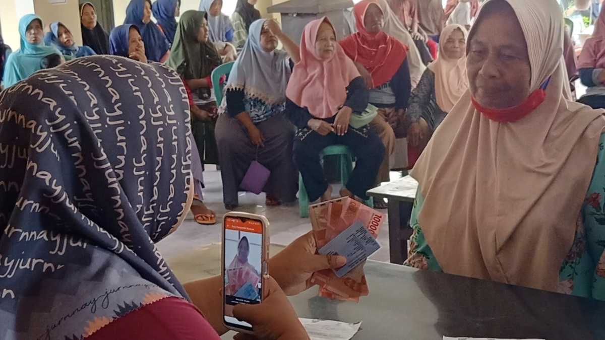 Ilustrasi. KPM mencairkan bansos PKH BPNT.