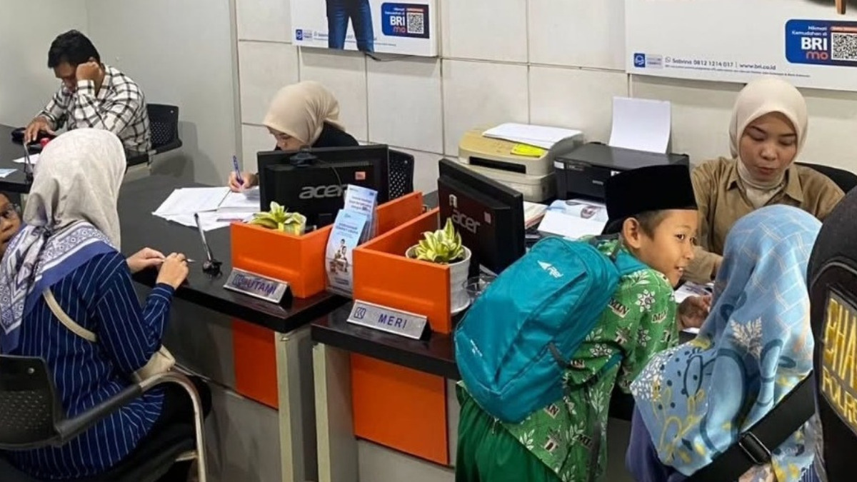 Ilustrasi. Siswa yang mengambil bansos PIP.