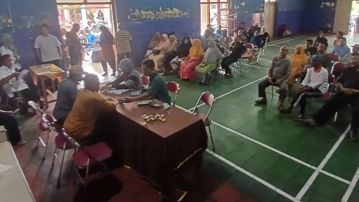 Ilustrasi penyaluran bansos kepada KPM