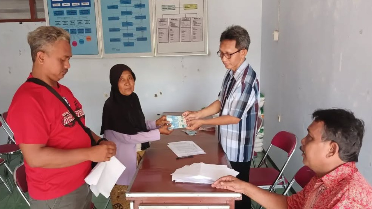 Ilustrasi. KPM mencairkan bansos BPNT.