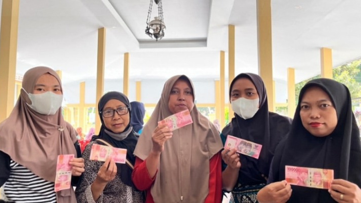 Ilustrasi KPM mencairkan Bantuan Sosial (Bansos).