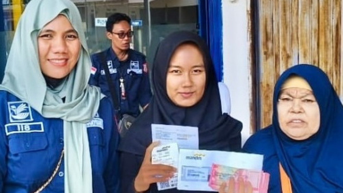 Ilustrasi penyaluran bantuan sosial atau bansos kepada KPM