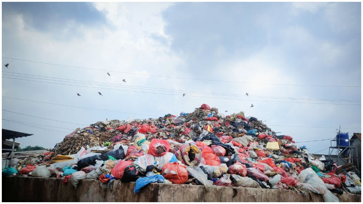 Tumpukan sampah di salah satu TPS di Kota Depok.