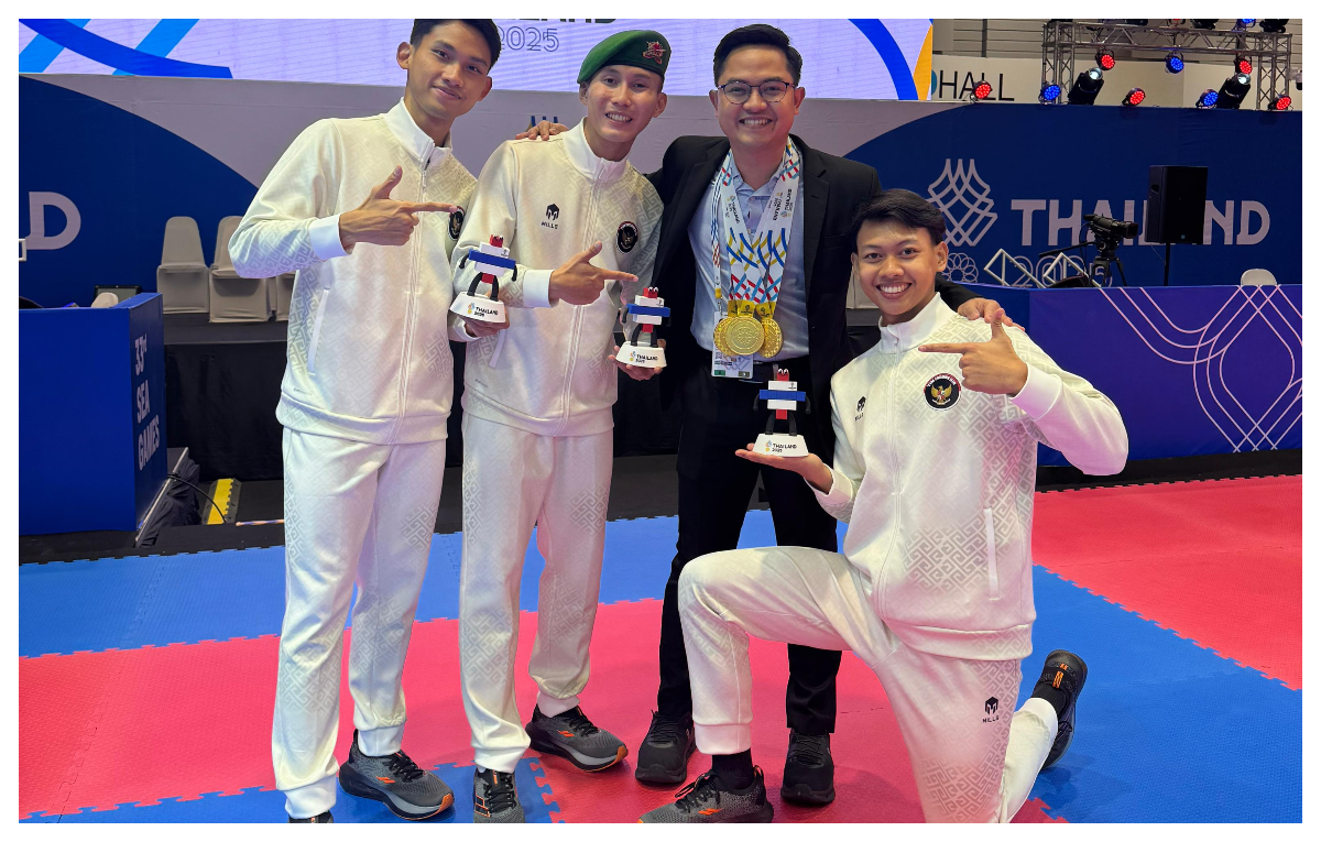 Pelatih timnas taekwondo Indonesia Maulana Haidir, bersama atlet Poomsae Beregu Putra usai meraih medali emas pada SEA Games Thailand 2025.