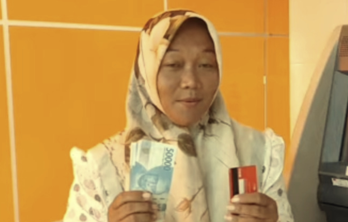 Penerima Bansos memperlihatkan dana yang sudah cair.
