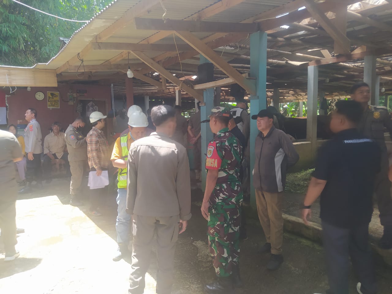 Petugas gabungan menyegel tempat pengolahan emas ilegal di Desa Cibeber I, Kecamatan Leuwiliang, Kabupaten Bogor, yang diduga telah mencemari lingkungan.