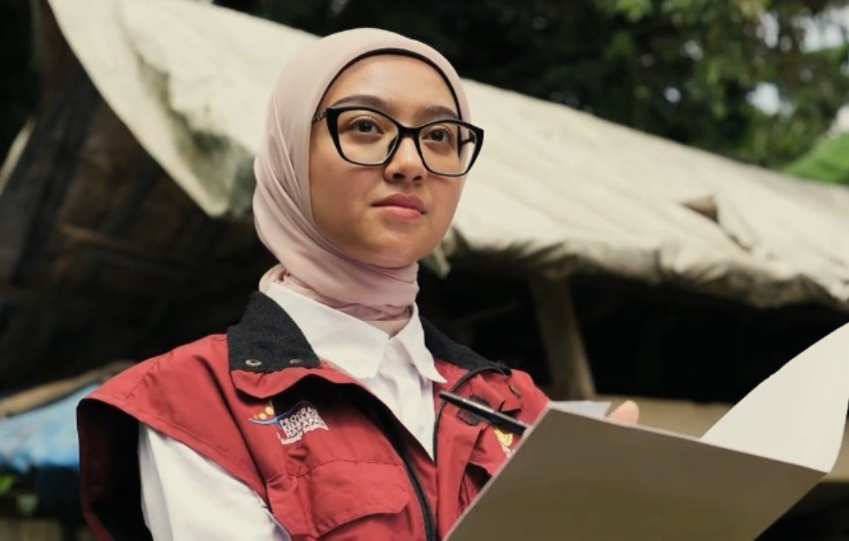 Petugas sedang mendata penerima Bansos.